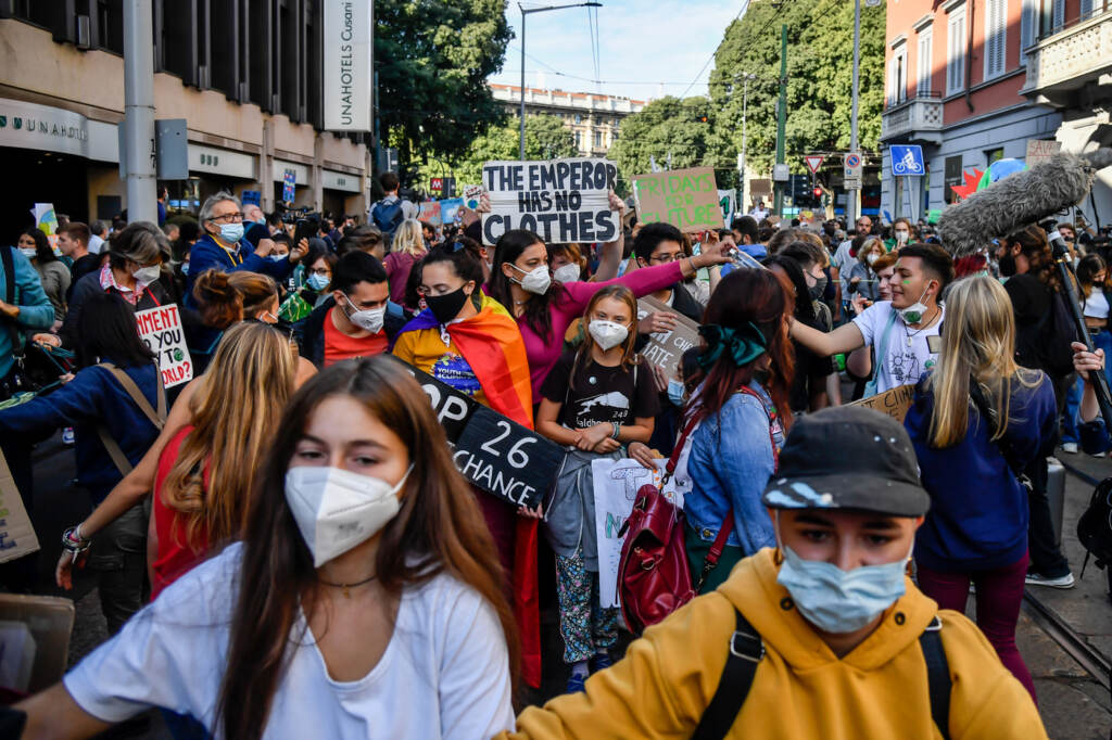 Galleria foto 'Corteo a Milano dei Fridays for Future, tra gli attivisti per il clima c’è anche Greta Thunberg – FOTOGALLERY' - foto 11