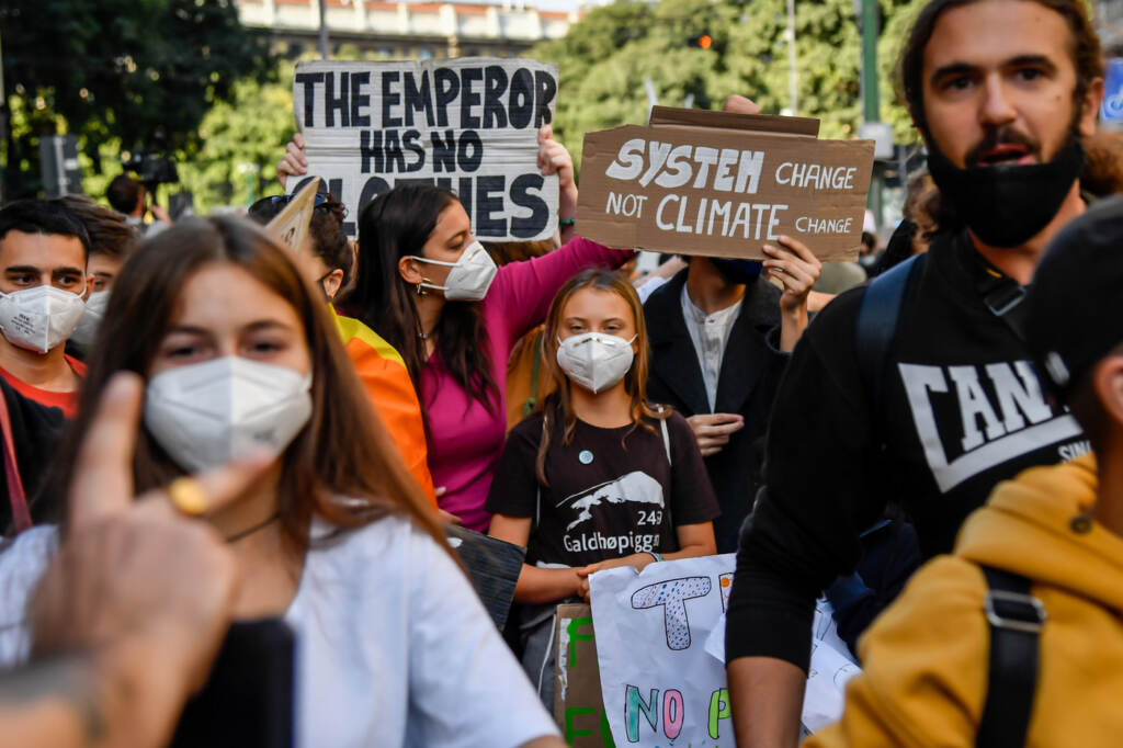 Galleria foto 'Corteo a Milano dei Fridays for Future, tra gli attivisti per il clima c’è anche Greta Thunberg – FOTOGALLERY' - foto 13