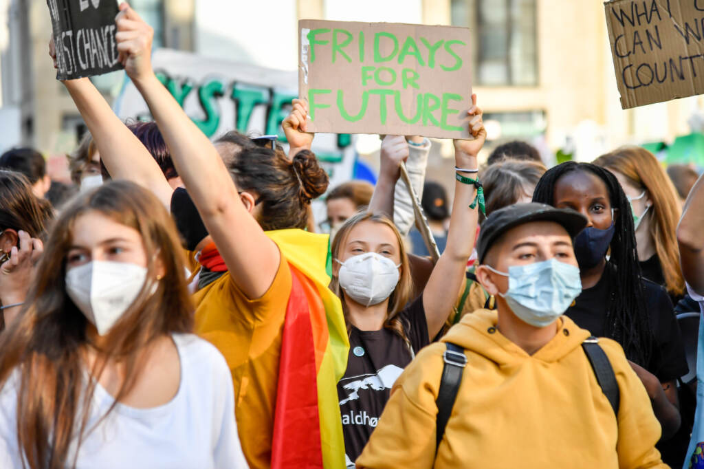 Galleria foto 'Corteo a Milano dei Fridays for Future, tra gli attivisti per il clima c’è anche Greta Thunberg – FOTOGALLERY' - foto 10