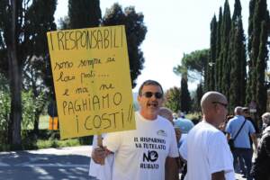 Laterina, manifestazione dei truffati di Banca Etruria nel paese del ministro Boschi