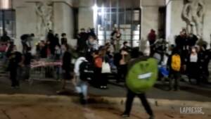 Clima: attivisti accampati davanti alla Borsa di Milano