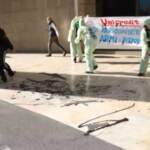 Clima, attivisti a Milano imbrattano di vernice la sede Unicredit