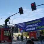 Clima, davanti alla Stazione Centrale di Milano striscioni rimossi da agenti e vigili del fuoco