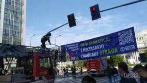 Clima, davanti alla Stazione Centrale di Milano striscioni rimossi da agenti e vigili del fuoco