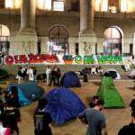 Clima: attivisti occupano piazza Affari, tende davanti alla Borsa