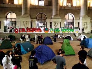 Clima: attivisti occupano piazza Affari, tende davanti alla Borsa
