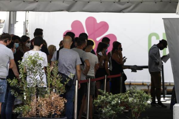 Roma, fila d'attesa per vaccinarsi al centro vaccinale del San Camillo