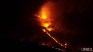 Canarie, continua l’eruzione vulcanica a La Palma: le immagini notturne