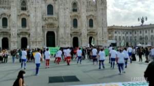 Clima: flash mob in piazza Duomo, partita di calcio con il mappamondo