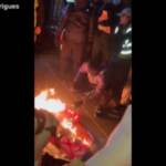 Londra, manifestazione contro la Cina: bruciata bandiera