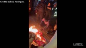 Londra, manifestazione contro la Cina: bruciata bandiera