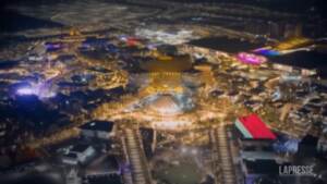 Expo Dubai, il volo notturno del drone sui padiglioni illuminati: il video è sensazionale
