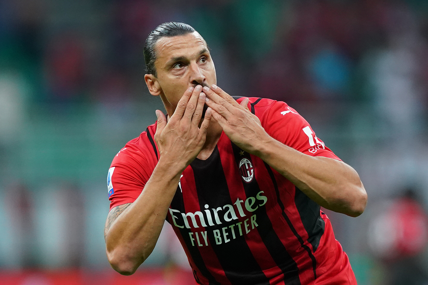 Quarant’anni di Zlatan, il Milan sui social: “Il mondo ha girato attorno a lui”