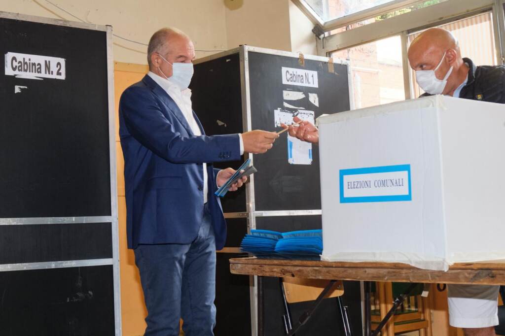 Galleria foto 'Elezioni 2021, tutti i politici al voto: da Roma a Milano, candidati e leader di partito alle urne – FOTORACCONTO' - foto 2