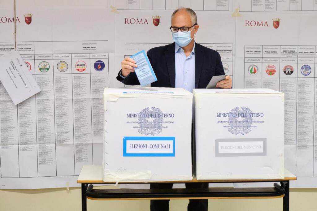 Galleria foto 'Elezioni 2021, tutti i politici al voto: da Roma a Milano, candidati e leader di partito alle urne – FOTORACCONTO' - foto 13