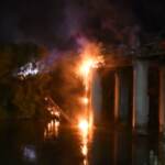 Roma: brucia il ‘ponte di ferro’, le immagini del rogo