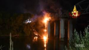 Roma: brucia il ‘ponte di ferro’, le immagini del rogo