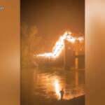 Incendio Roma: il momento del crollo del ponte