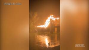 Incendio Roma: il momento del crollo del ponte