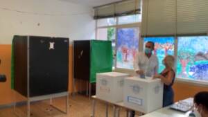 Amministrative Napoli, de Magistris al voto: poi in Calabria per le regionali