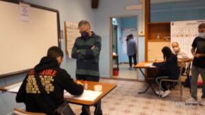Elezioni, seggi aperti: cittadini al voto a Roma, Torino e Napoli