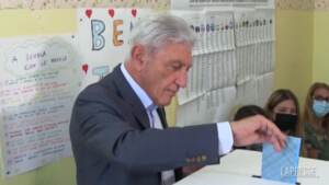 Amministrative Napoli, Bassolino vota a Posillipo e chiede agli scrutatori notizie sulla partecipazione