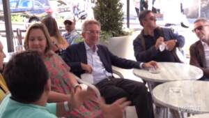 Amministrative Napoli, Manfredi si rilassa con un caffè al bar