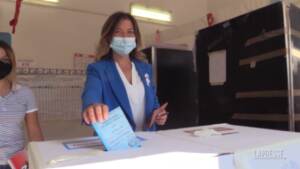 Amministrative Napoli, Alessandra Clemente al seggio per votare