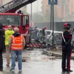 Milano, aereo ultraleggero cade su palazzina: vigili del fuoco e polizia sul posto