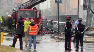 Milano, aereo ultraleggero cade su palazzina: vigili del fuoco e polizia sul posto