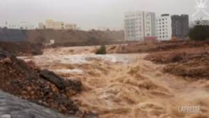 Oman, le strade allagate dopo il passaggio del ciclone Shaheen