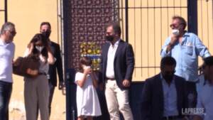 Amministrative Napoli, Maresca accompagna la moglie al seggio: “Controllo che voti bene”