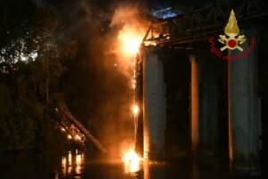 Roma, a fuoco il ‘ponte di ferro’: centinaia senza luce e gas ma nessuna vittima