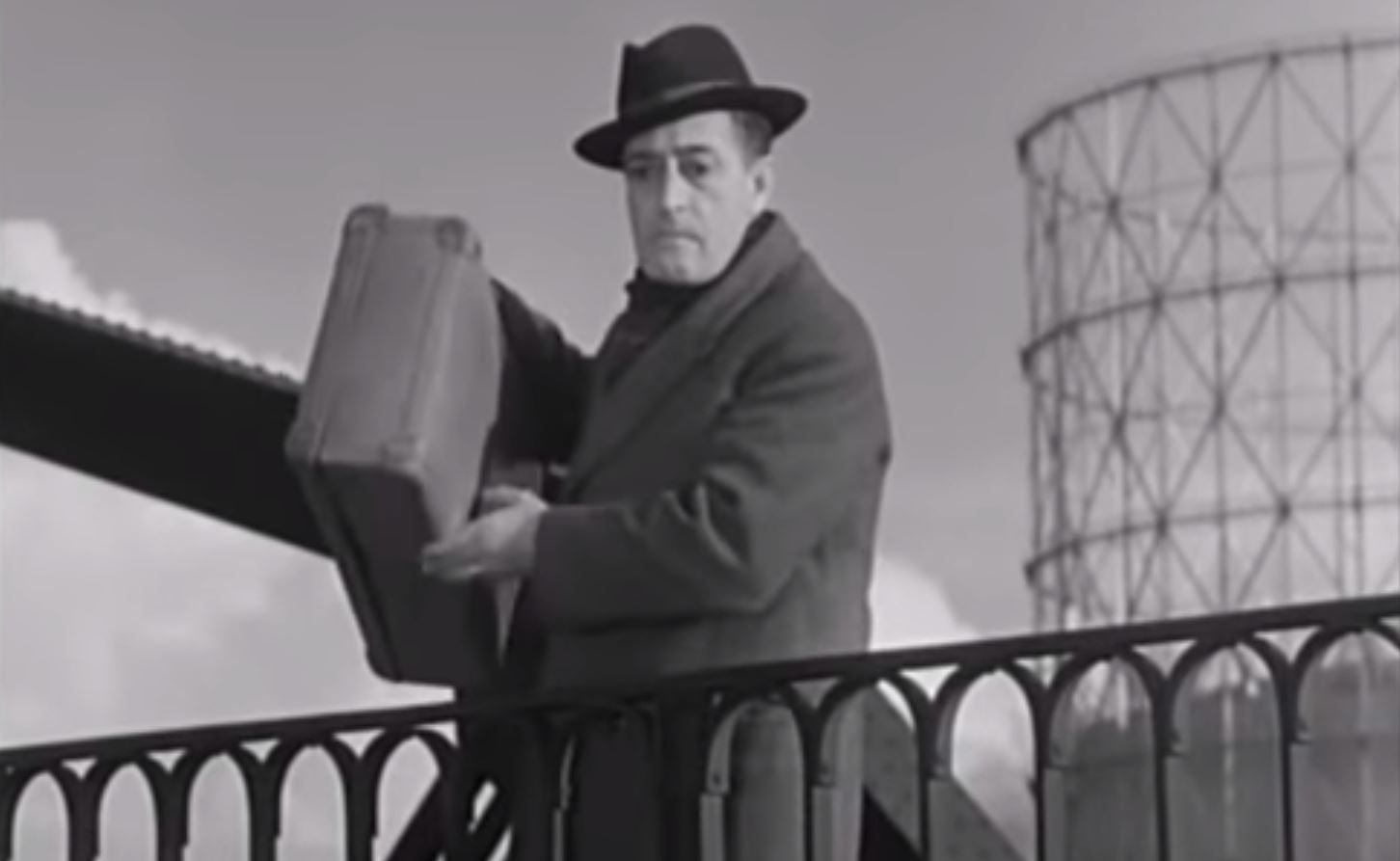 Totò sul ponte di ferro (andato a fuoco ieri) in ‘La banda degli onesti’