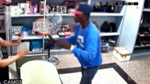 Foggia: rapinatore aggredisce proprietario ma viene chiuso dentro il negozio