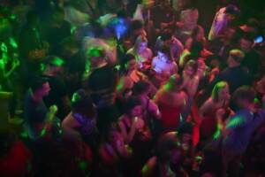 Svizzera, via le restrizioni: tutti in discoteca (senza mascherine)