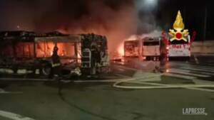 Roma: grande incendio al deposito Atac di Tor Sapienza, 30 bus distrutti