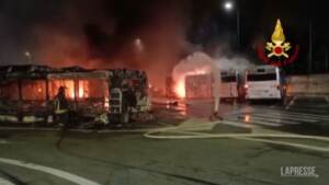 Roma, domato l’incendio nel deposito Atac di Tor Sapienza