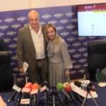 Roma, Meloni scherza con i fotografi mentre si mette in posa con Michetti: “Cado di sotto”
