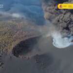 Vulcano La Palma: una enorme colonna di fumo si leva in cielo, le immagini dall’alto
