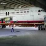 India, aereo trasportato su camion resta incastrato sotto un ponte