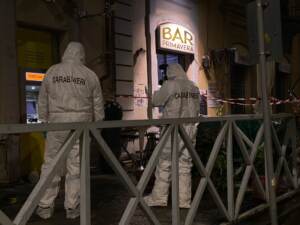 Torino, entra in bar e uccide ragazza a coltellate ‘perché rifiuta avances’: arrestato