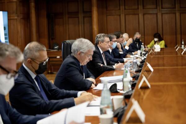 Il Cdm approva la riforma fiscale. Assenti i ministri della Lega. Draghi: “Legge delega da riempire di contenuti”