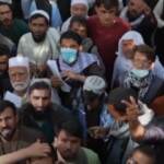 Afghanistan, folla di cittadini assedia l’ufficio passaporti