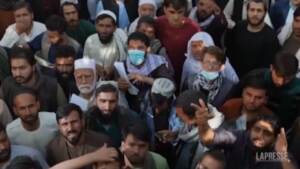 Afghanistan, folla di cittadini assedia l’ufficio passaporti