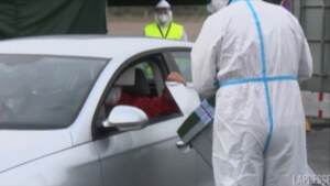 Repubblica Ceca, elettori in quarantena votano dall’auto