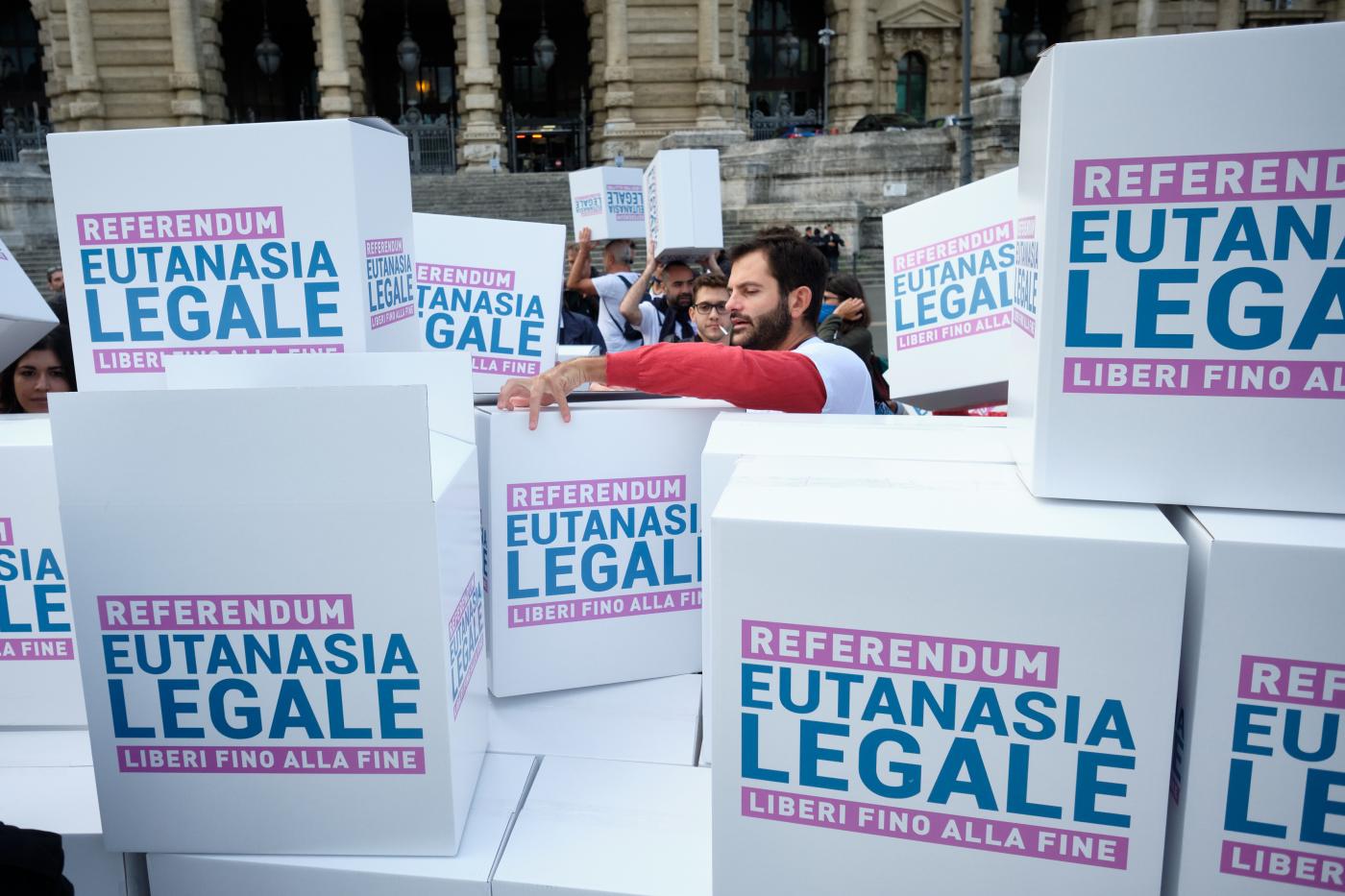 Eutanasia, in Cassazione 1,2 milioni di firme per il referendum. La Cei insorge