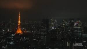 Giappone, il momento della scossa di terremoto a Tokyo
