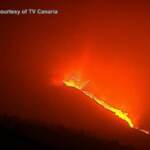 Canarie, l’incessante eruzione del Cumbre Vieja: chiuso l’areoporto di La Palma