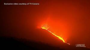 Canarie, l’incessante eruzione del Cumbre Vieja: chiuso l’areoporto di La Palma